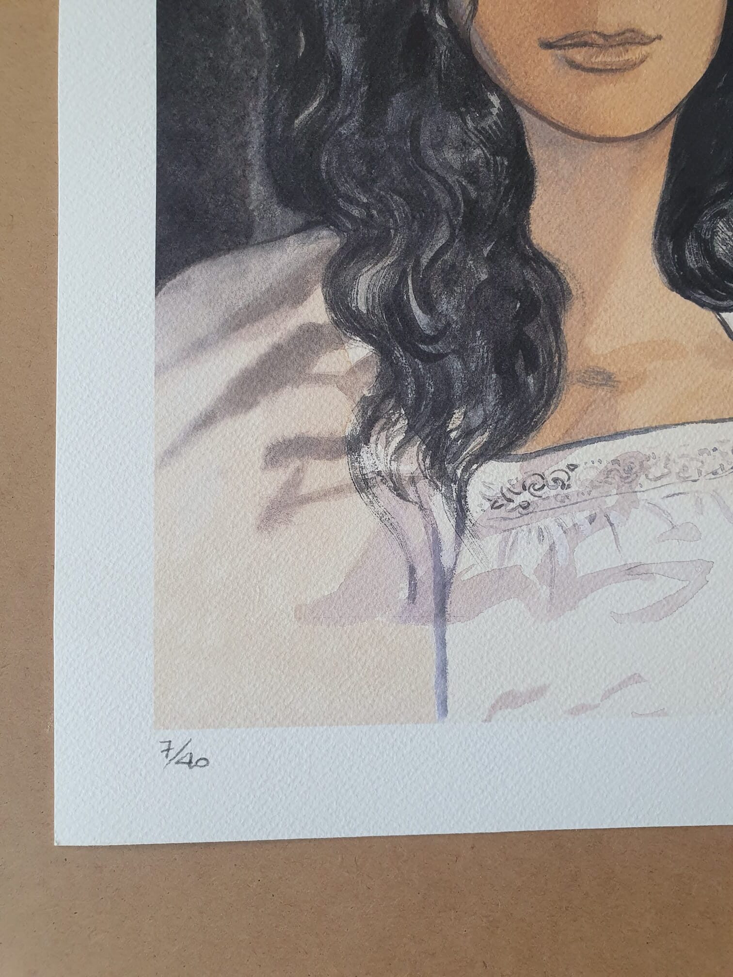 Illustration extraite de la gravure en édition limitée « Lithographie Jean-François Charles – Femme et VW – 40 × 50 cm », représentant une femme aux cheveux bruns ondulés, vêtue d’un habit blanc orné de dentelle. L’exemplaire présenté porte le numéro 7/40 dans le coin inférieur.
