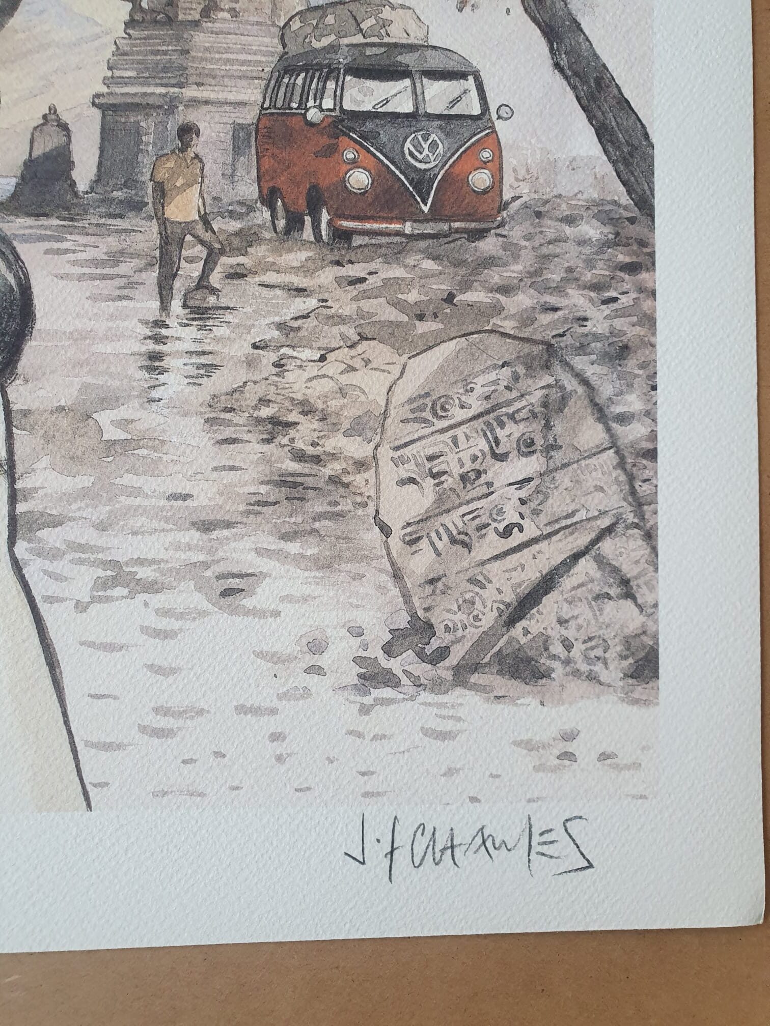 Un combi VW rouge est garé près de ruines, à côté d'un personnage, avec une grande pierre gravée au premier plan. L'œuvre, intitulée « Lithographie Jean-François Charles – Femme et VW – 40 × 50 cm », porte la signature de l'artiste, J. Charles, au bas de l'image.