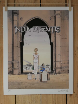 Une lithographie intitulée « Inde » de Jean-François Charles (40 × 50 cm) représente une femme et une jeune fille, munies de valises, se tenant sous une imposante arcade en pierre, avec des oiseaux et des silhouettes lointaines visibles à l'arrière-plan, le tout rendu dans un style illustré aux tons chauds.