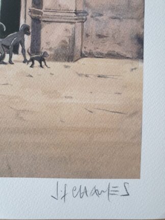 Trois chats noirs marchent ensemble sur une rue pavée baignée de soleil, près d’une porte voûtée ; leurs ombres se dessinent sur le mur derrière eux dans la lithographie « Jean-François Charles – Inde – 40 × 50 cm ».
