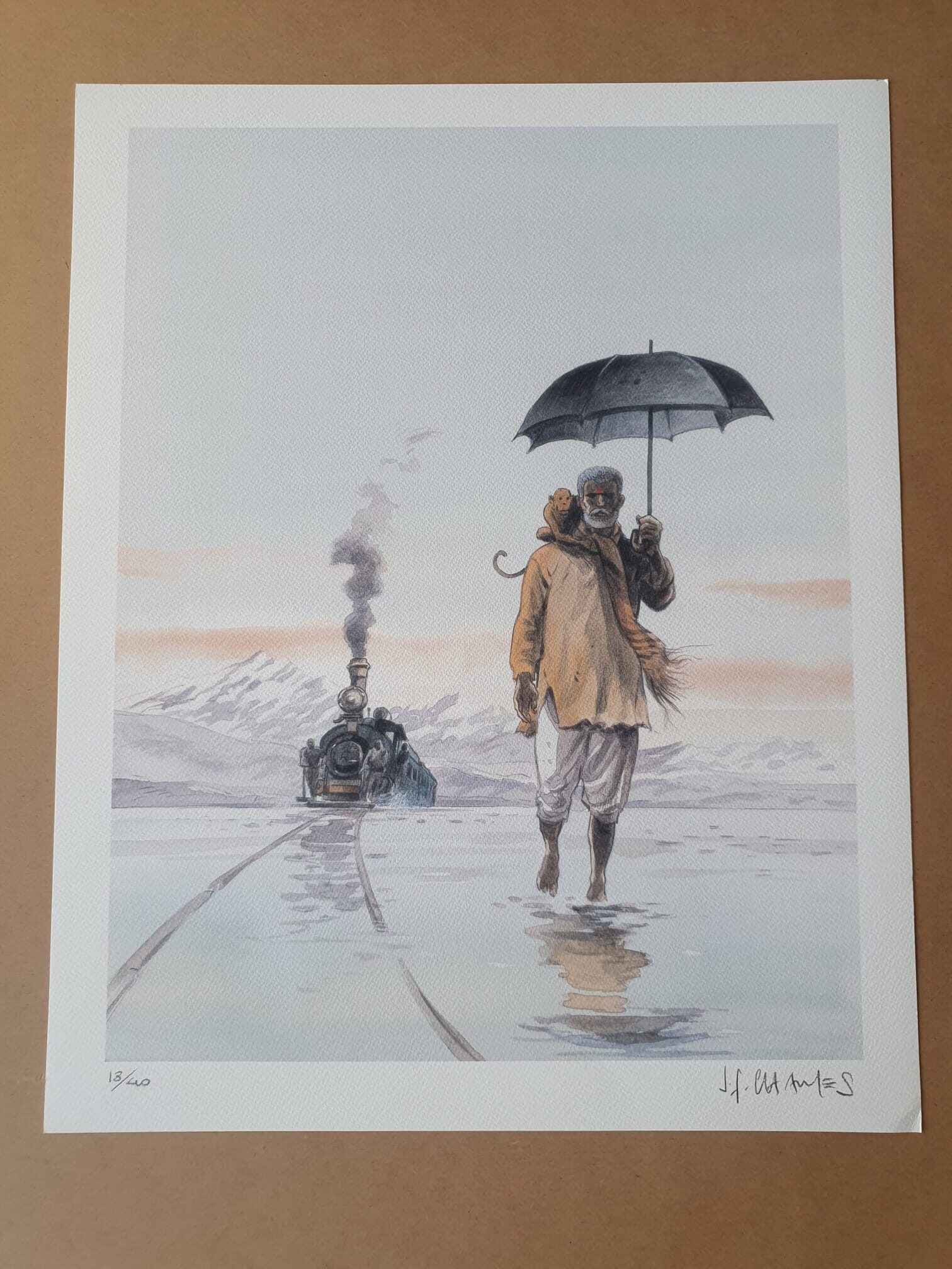 Bien sûr ! Voici une phrase réécrite à partir des informations sur votre produit : L'œuvre « Lithographie Jean-François Charles – L'Homme au parapluie – 40 × 50 cm » représente un homme vêtu d'un manteau et d'un turban marchant sur l'eau avec un parapluie, accompagné d'un singe sur son épaule, tandis qu'un train à vapeur s'approche sur fond de montagnes enneigées.