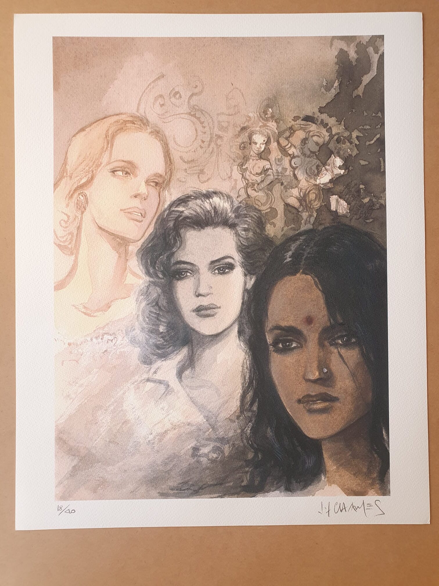 La lithographie de Jean-François Charles intitulée « Visages » (40 × 50 cm) présente une illustration à l'aquarelle représentant trois femmes, chacune se distinguant par des traits et des expressions uniques, sur fond de motifs abstraits. L'arrière-plan aux tons sobres met en valeur les visages et les émotions des femmes.