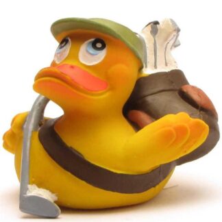 Un canard en caoutchouc déguisé en golfeur, coiffé d'une casquette verte, portant un sac de golf sur le dos et tenant un club de golf gris.