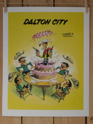 Une lithographie intitulée « Lucky Luke : Dalton City » (40 × 50 cm) de Morris représente un cow-boy de bande dessinée surgissant d'un gâteau, tandis que quatre autres cow-boys l'observent, stupéfaits, autour d'une table ; le titre « Dalton City » figure au-dessus, en lettres jaunes en gras sur un fond jaune.