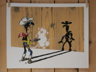Une version dessin animée de Lucky Luke, le cow-boy célèbre pour être « l’homme qui tire plus vite que son ombre », apparaît coiffé d’un chapeau blanc alors qu’il tire sur un mur en bois ; les impacts de balles dessinent la silhouette d’un cow-boy coiffé d’un chapeau, tandis que son ombre s’étend sur le sol.