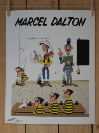 Lithographie Morris – Lucky Luke : Marcel Dalton (40 × 50 cm) : Dessin représentant quatre prisonniers vêtus d’un uniforme rayé noir et jaune, assis à des pupitres dans une salle de classe, sous le regard d’un shérif et d’un professeur, avec la mention « Marcel Dalton » inscrite en haut de l’illustration.