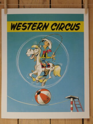 Bien sûr ! Voici une phrase réécrite à partir des informations fournies sur le produit : Une lithographie de Morris représentant Lucky Luke, intitulée « Western Circus » (40 × 50 cm) : Lucky Luke, le cow-boy de bande dessinée, chevauche un cheval blanc tandis que tous deux se tiennent en équilibre sur un ballon de plage à l'aide d'un lasso, sous l'inscription « Western Circus » sur fond bleu. Une piste de cirque est visible dans le coin inférieur.