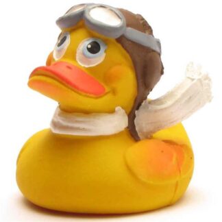 Un canard en caoutchouc jaune porte des lunettes d'aviateur, une casquette de pilote marron et une écharpe blanche, ce qui lui donne l'allure d'un pilote d'antan.