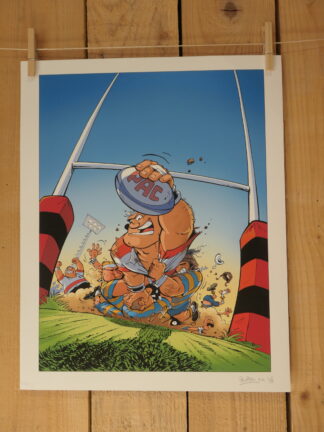 Une lithographie pleine de vie et d'humour intitulée « Lithographie Jean-Charles Poupard – Rugby 2 – 40 × 50 cm » représente un joueur de rugby caricatural marquant un essai en posant le ballon au sol derrière la ligne d'en-but, tandis que ses adversaires tentent de le plaquer, le tout sous les poteaux de rugby, sur un terrain en gazon.