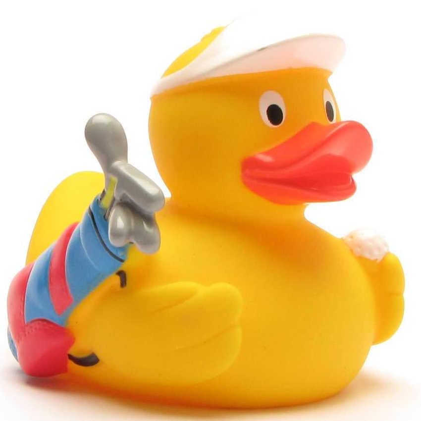 Un canard en caoutchouc jaune porte une visière blanche et tient un putter gris, muni d'un manchon rouge et bleu, ressemblant à un golfeur prêt à jouer.