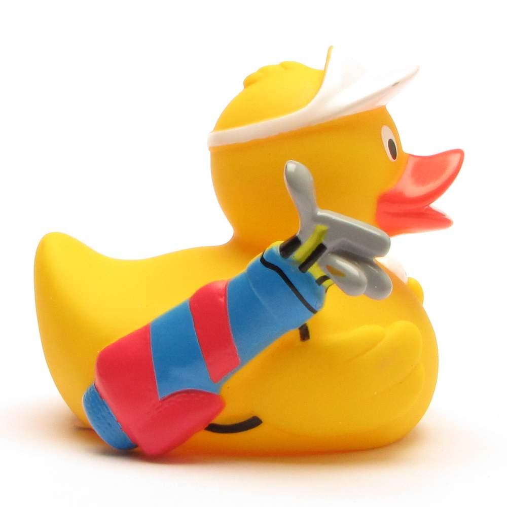 Un canard en caoutchouc jaune, coiffé d'une visière blanche, tient sous son aile un sac de golf coloré contenant des clubs.