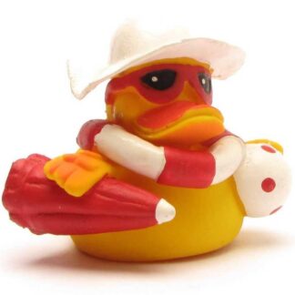 Un canard en caoutchouc jaune portant un chapeau de soleil blanc, des lunettes de soleil noires et une bouée rouge et blanche, et tenant dans ses pattes des palmes rouges ainsi qu'un ballon de plage blanc à pois rouges.