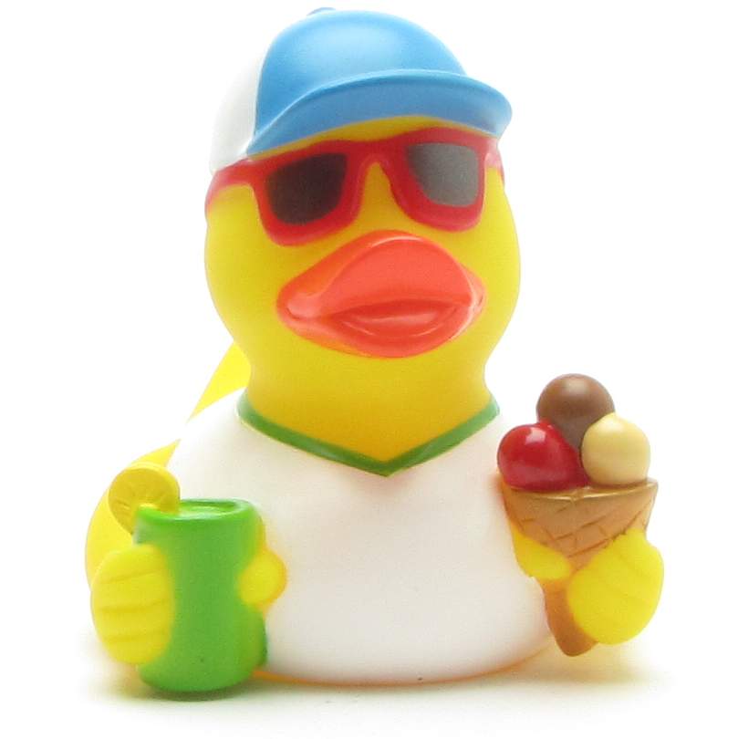 Un canard en caoutchouc jaune portant une casquette bleue et blanche et des lunettes de soleil rouges, tenant un cornet de glace dans une main et une boisson verte agrémentée d'une rondelle de citron dans l'autre.