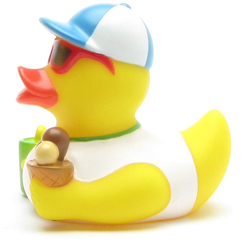 Un canard en caoutchouc, coiffé d'une casquette bleue et blanche et portant des lunettes de soleil rouges, tient un cornet de glace et un sac vert ; il est vêtu d'une chemise blanche.