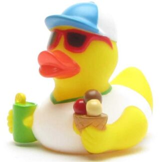 Un canard en caoutchouc jaune portant des lunettes de soleil rouges et une casquette bleue, tenant une boisson verte dans une aile et un cornet de glace dans l'autre.