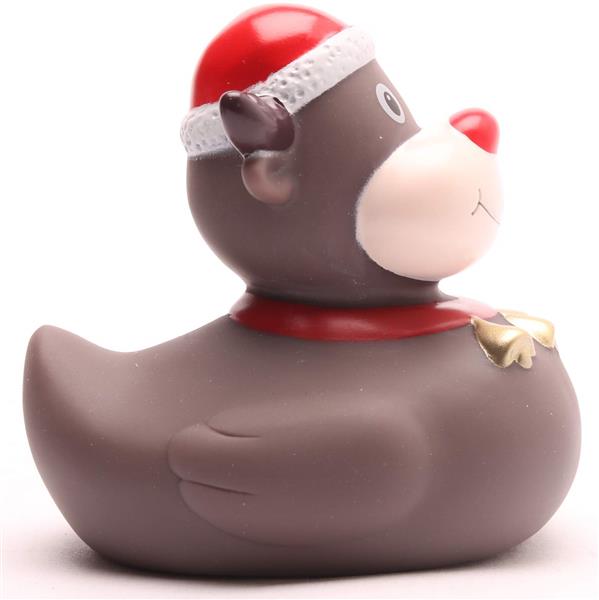 Un canard en caoutchouc déguisé en renne, avec un corps marron, un nez rouge, des bois, un bonnet de Père Noël et un collier rouge orné de clochettes dorées.