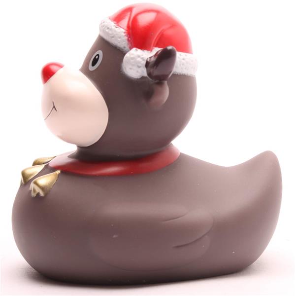 Un canard en caoutchouc peint en renne, avec un corps marron, un col rouge, des clochettes dorées et un bonnet de Père Noël rouge, tourné vers la gauche sur un fond blanc.