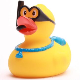 Un canard en caoutchouc jaune portant un masque de plongée noir et un tuba bleu autour du cou, avec un bec orange, sur fond blanc.