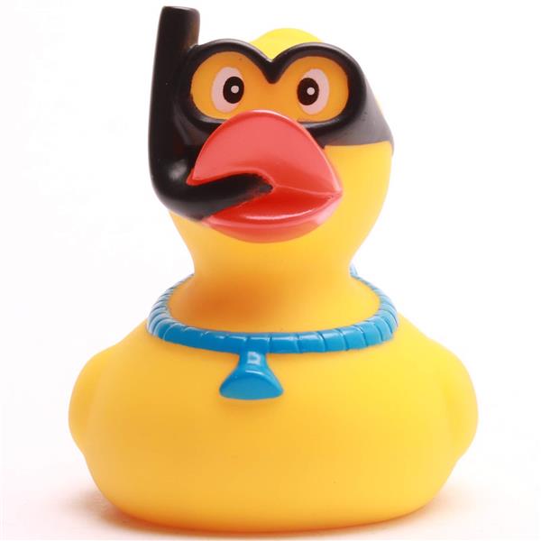 Un canard en caoutchouc jaune portant un masque de plongée noir et un collier bleu, avec un bec orange, tourné vers l'avant sur un fond blanc.