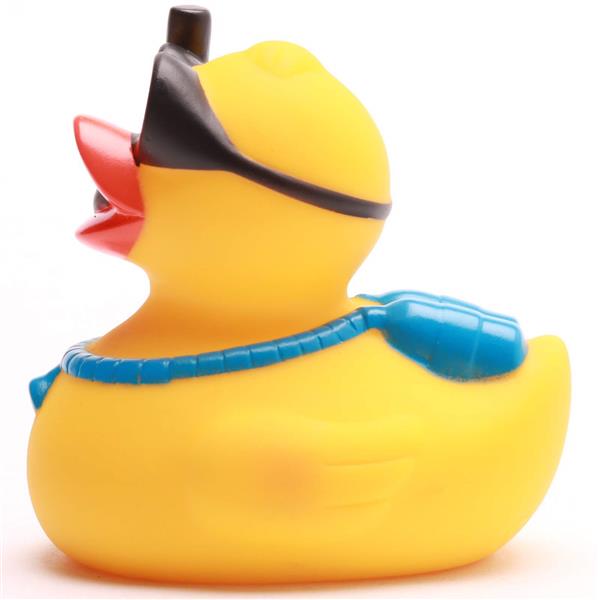 Un canard en caoutchouc jaune au bec rouge, portant des lunettes de plongée noires et un tuba bleu, est tourné le dos à la caméra sur un fond blanc.