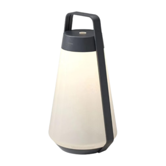 La lampe de table LED rechargeable Sompex AIR (40 cm) est une lanterne moderne et portable, dotée d’un corps blanc de forme conique, d’une poignée noire sur le dessus et d’un cadre noir assorti sur les côtés ; elle est représentée ici isolée sur un fond blanc.