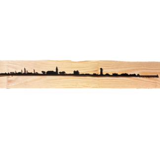 La décoration murale « Skyline » d'Andernos-les-Bains en métal noir – 30 cm représente la silhouette d'une ligne d'horizon urbaine en métal noir, avec diverses formes de bâtiments et de tours découpées sur toute sa longueur, le tout sur fond blanc.