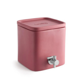 KOMBY Le KUBE : pot de fermentation carré en céramique rose, avec un couvercle assorti et un robinet argenté à l'avant.