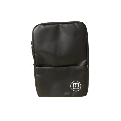 Une pochette rectangulaire noire « La Connectée » pour ordinateurs, de taille M, dotée d'une poche avant, d'une fermeture à glissière sur le côté gauche et d'un logo circulaire blanc près du coin inférieur droit.