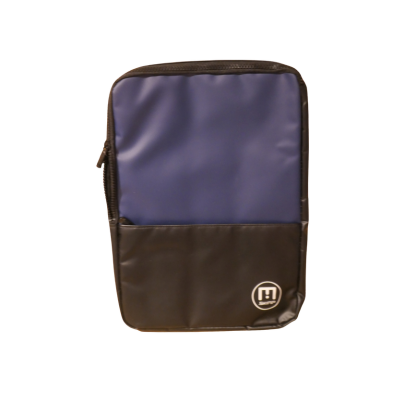 La Connectée – pochette pour ordinateur M, de forme rectangulaire, présente une partie supérieure bleue et une partie inférieure noire. Elle est dotée d’une fermeture éclair sur le côté gauche ainsi que d’un logo circulaire blanc situé dans le coin inférieur droit.