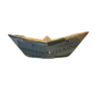 Une sculpture décorative en céramique intitulée « Bateau origami décoratif Barchetta Piccola – Plan d’Andernos-les-Bains – 21 cm », en forme de bateau en papier, présente un motif de carte aux couleurs pastel et porte les inscriptions « ANDERNOS-LES-BAINS » et « BASSIN D’ARCACHON » sur le côté.