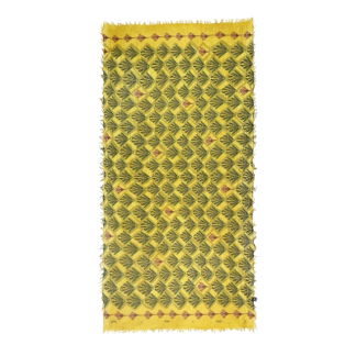 Un foulard rectangulaire en bambou jaune, le « Foulard en bambou Innbamboo Erté », orné d'un motif de feuilles vertes et de petits losanges rouges, avec des bords frangés.