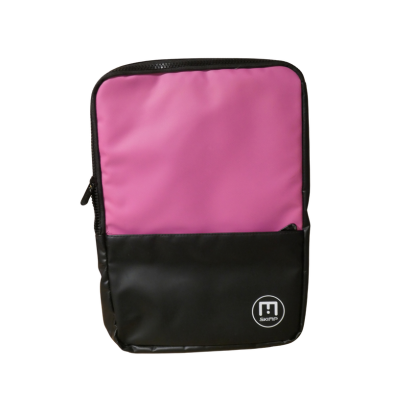 La pochette pour ordinateur « La Connectée » - M (plusieurs coloris) est un sac à dos rectangulaire dont la partie supérieure est rose et la partie inférieure noire. Elle est dotée d'une poche avant et d'un petit logo circulaire blanc situé dans le coin inférieur droit.