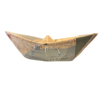 Un bateau en origami personnalisé, réalisé à partir d'un plan coloré d'Andernos-les-Bains, sur lequel apparaissent le texte et les lieux indiqués sur le plan, le tout présenté sur fond blanc.