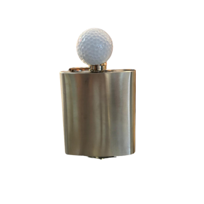 Une flasque signée Hubert Privé en acier inoxydable brossé, dotée d'un bouchon en forme de balle de golf, présentée sur un fond blanc uni.