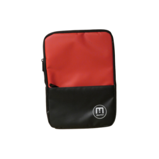 La « La Connectée » – pochette pour ordinateur – M – (plusieurs coloris) est une pochette rectangulaire dont la partie supérieure est rouge et la partie inférieure noire. Elle comporte une petite poche à l'avant et un logo circulaire blanc dans le coin inférieur droit.