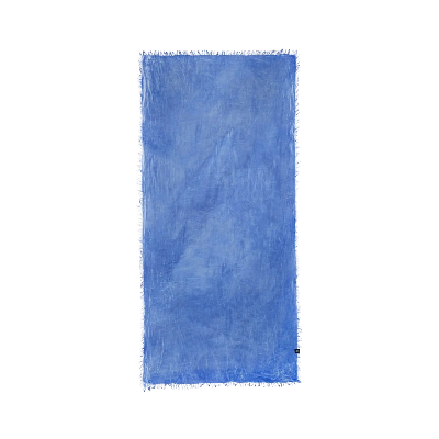 Un foulard rectangulaire Innbamboo Tinta Unita en tissu de bambou bleu, à la texture douce et aux bords frangés, présenté à plat sur un fond blanc.