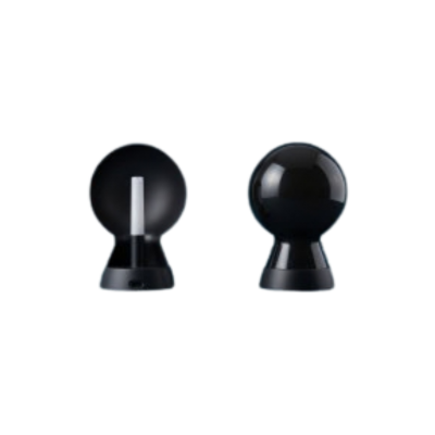 Deux lampes « Mr Bio » rondes et brillantes de la marque Xoopar, de couleur noire, sont présentées côte à côte avec leurs larges socles : l'une présente une fente verticale, tandis que l'autre a une surface lisse et pleine.
