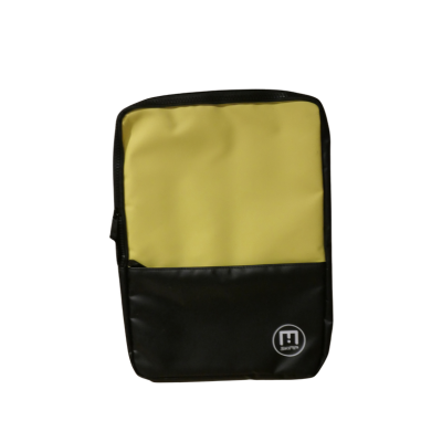 « La Connectée - pochette pour ordinateur - M (plusieurs coloris) » est une pochette rectangulaire pour ordinateur dont la partie supérieure est jaune et la partie inférieure noire, ornée d'un petit logo circulaire blanc dans le coin inférieur droit, le tout sur un fond blanc uni.