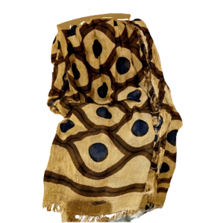 Bien sûr ! Voici une version réécrite de la phrase en utilisant les informations sur votre produit : Le foulard en bambou Innbamboo Escher, disponible en deux coloris, est drapé de manière ample pour mettre en valeur son motif abstrait et ondulé, composé de lignes marron et de gros points noirs sur un fond beige, et agrémenté de franges sur les bords.