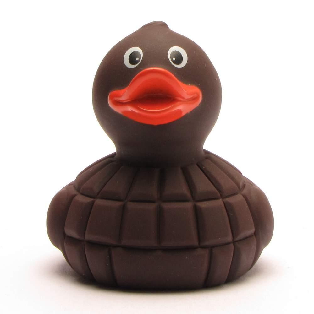 Un canard en caoutchouc conçu pour donner l'impression d'être en chocolat, avec un corps texturé rappelant une tablette de chocolat et un bec orange vif.