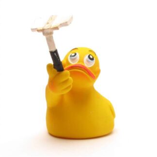 Un canard en caoutchouc jaune à l'air triste tient, de son aile droite, une raclette blanche sur un fond blanc uni.