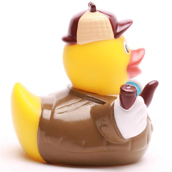 Un canard en caoutchouc déguisé en détective, vêtu d'un manteau marron et d'une casquette de détective à carreaux, tenant une pipe et une loupe.