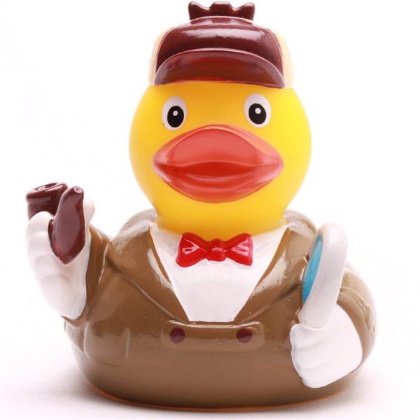 Un canard en caoutchouc jaune déguisé en détective, vêtu d'un manteau marron, d'un nœud papillon rouge et d'un chapeau marron, tenant une loupe et une pipe.