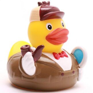 Un canard en caoutchouc déguisé en détective, coiffé d'un chapeau marron, vêtu d'un manteau marron et d'un nœud papillon rouge, tenant une loupe et une pipe.