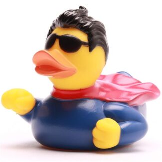 Un canard en caoutchouc déguisé en super-héros, avec des cheveux noirs, des lunettes de soleil, une cape rouge et un costume bleu, prenait la pose comme s'il volait.