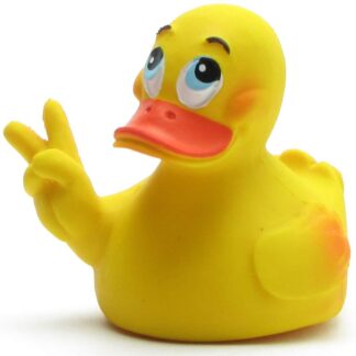 Un canard en caoutchouc jaune aux grands yeux de dessin animé lève deux doigts en faisant le signe de la paix.