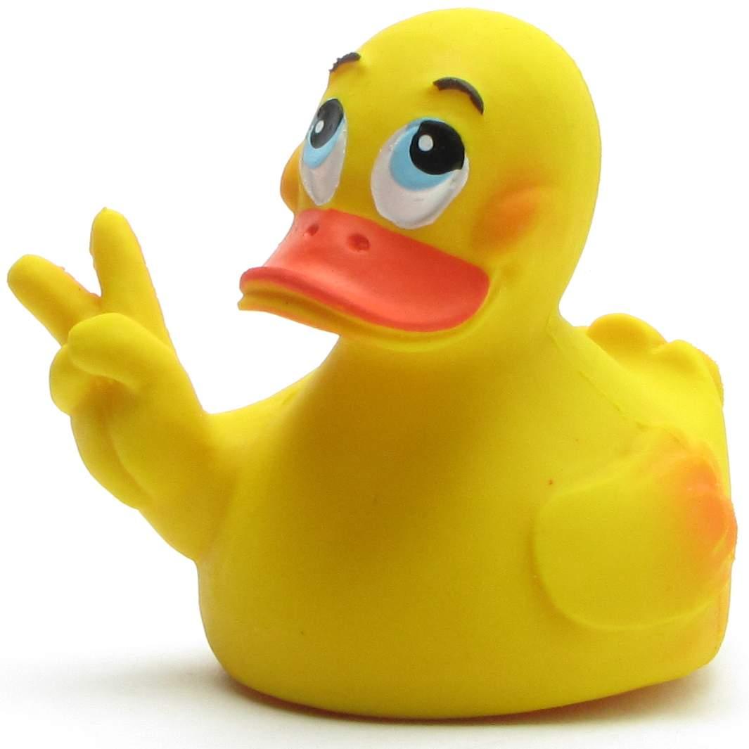 Un canard en caoutchouc jaune aux grands yeux de dessin animé lève deux doigts en faisant le signe de la paix.
