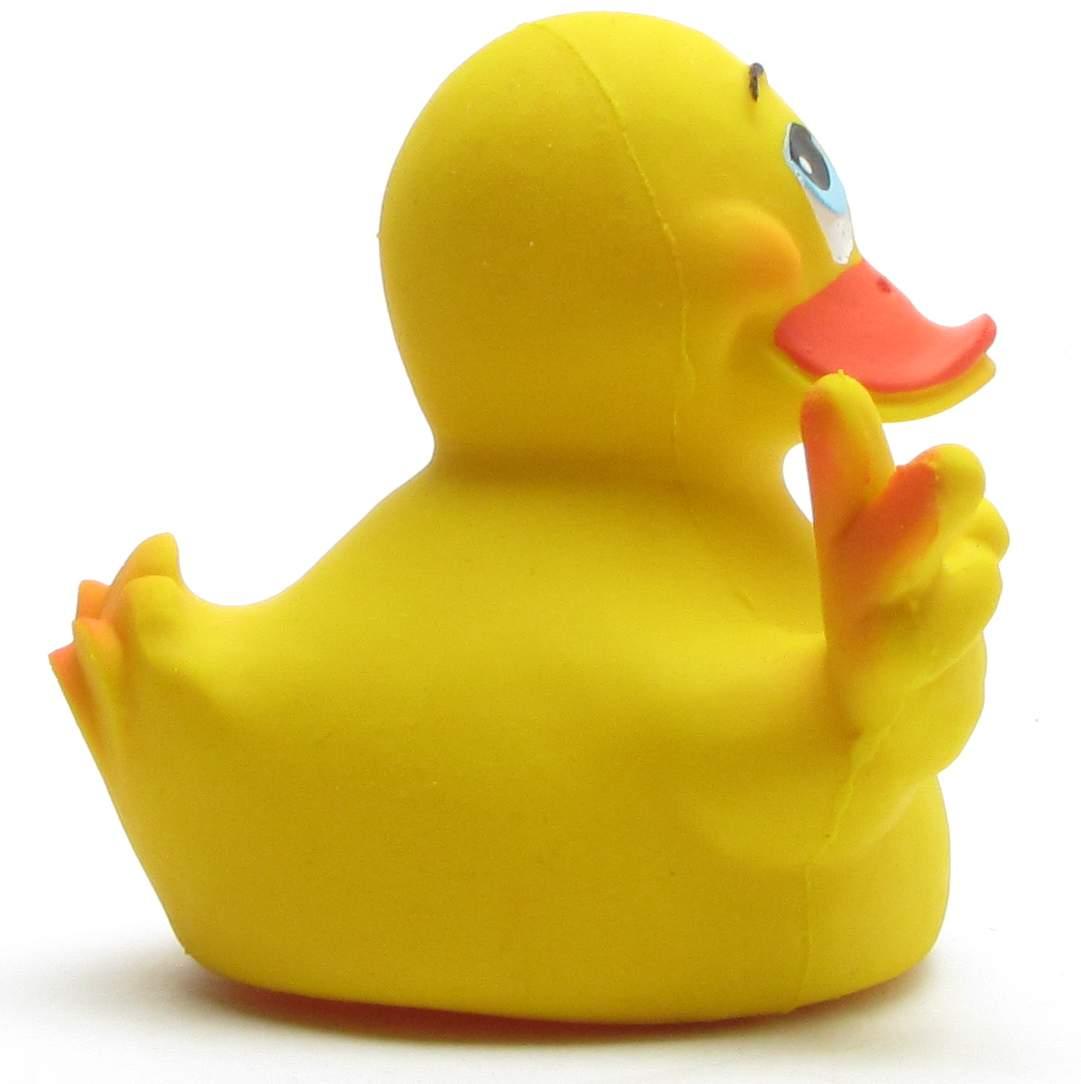 Un canard en caoutchouc jaune, au bec et à la queue orange, est tourné de profil. On distingue ses yeux bleus et son air joyeux.