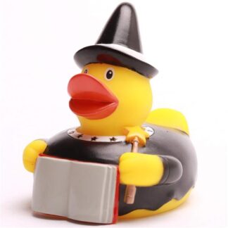 Un canard en caoutchouc déguisé en sorcier, coiffé d'un chapeau noir et vêtu d'une robe, tenant une baguette magique et un livre ouvert.