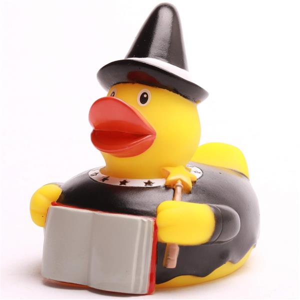 Un canard en caoutchouc déguisé en sorcier, coiffé d'un chapeau noir et vêtu d'une robe, tenant une baguette magique et un livre ouvert.